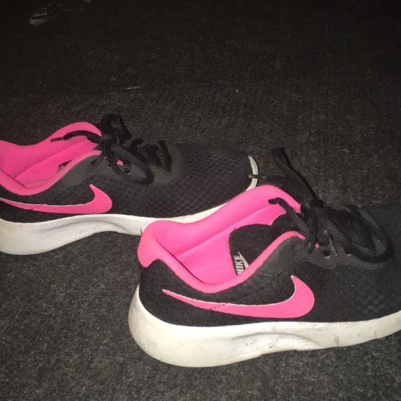 Black and pink nike shoes🔥 - Picture 3 of 3